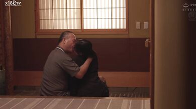 【中文字幕】爱液だらだらおマ○コを浓厚クンニと絶伦チ○ポで満たす义父の逆PtoM性交