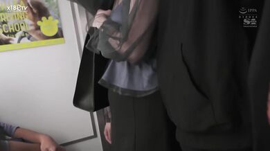 【中文字幕】真面目だったOLがはしたない格好で自ら揉まれにいくスリル痴汉沼 鹫尾めい